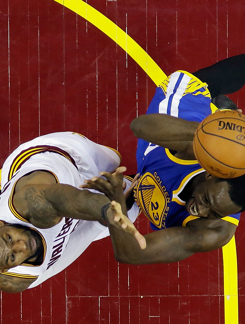 NBA-finale 2017 – Kamp 4 CLEVELAND, OH – 9. juni: Draymond Green #23 fra Golden State Warriors i nærkontakt med LeBron James #23 fra Cleveland Cavaliers i andre omgang av den fjerde kampen av NBA-finalen 2017 på Quicken Loans Arena den 9. juni 2017 i Cleveland, Ohio © Ron Schwane – Pool/Getty Images