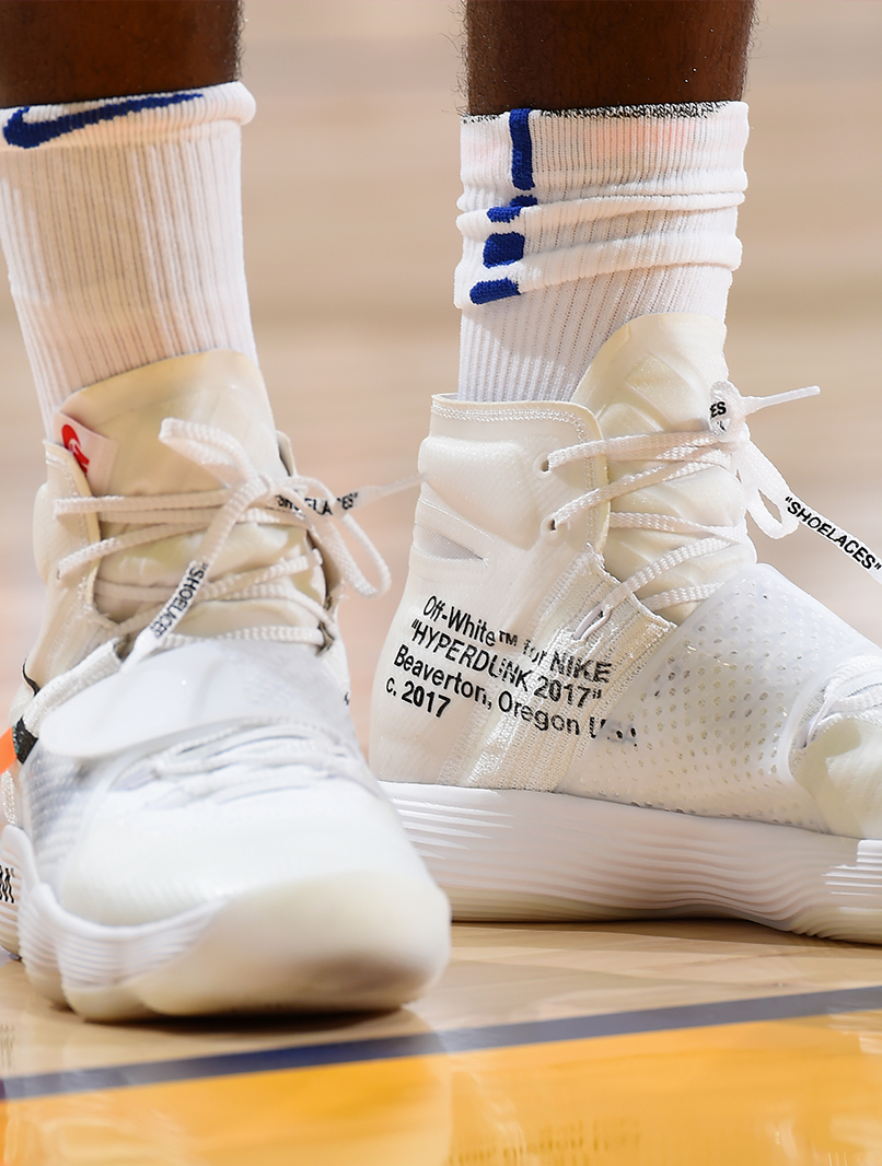 Arena i Oakland, California. Houston Rockets mot Golden State Warriors OAKLAND, CA - 17. oktober: Draymond Green #23 fra Golden State Warriors under kampen mot Houston Rockets, 17. oktober 2017på ORACLE Arena i Oakland, California © Andrew D. Bernstein/NBAE 2017 via Getty Images