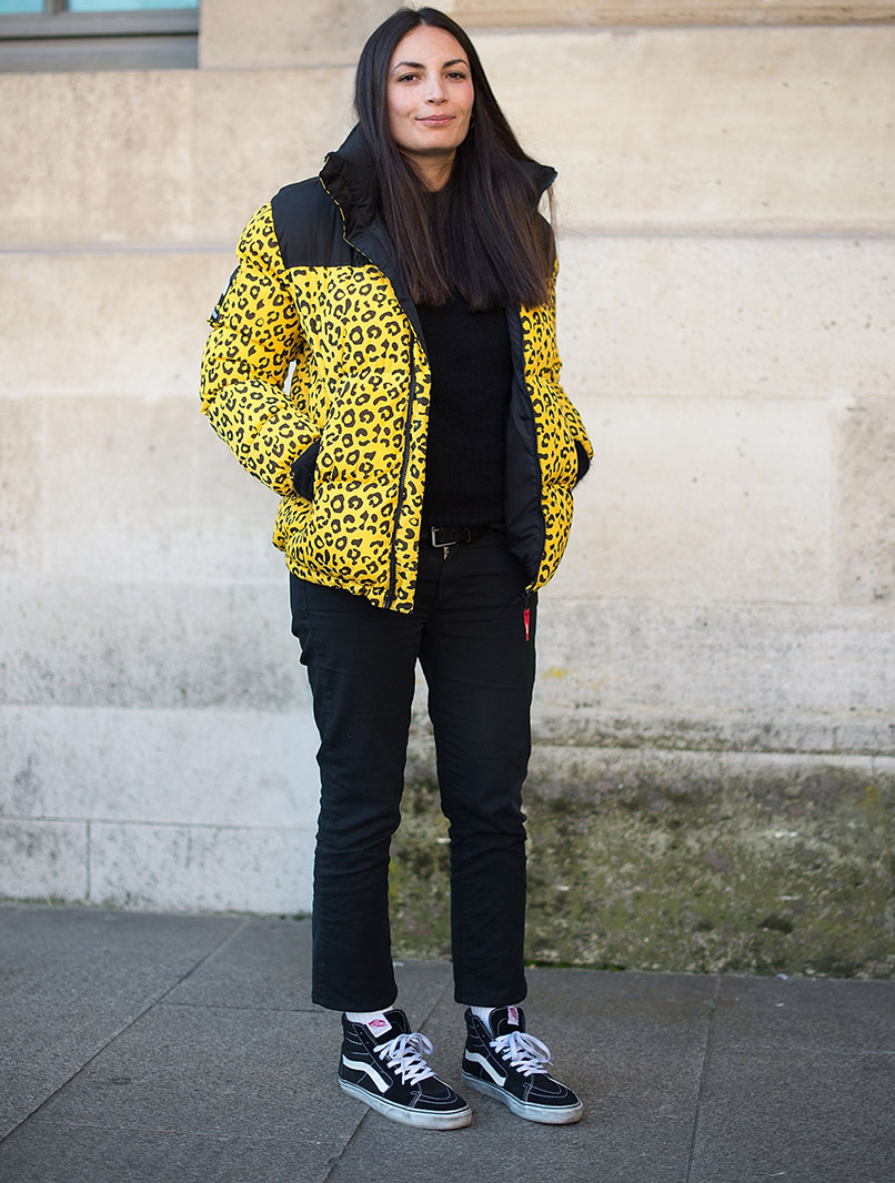 Justine Lee valde Vans när hon var på väg till Louis Vuitton-showen i Place Vendome under modeveckan Womenswear SS17 i Paris den 5 oktober 2016. © Vanni Bassetti/Getty Images