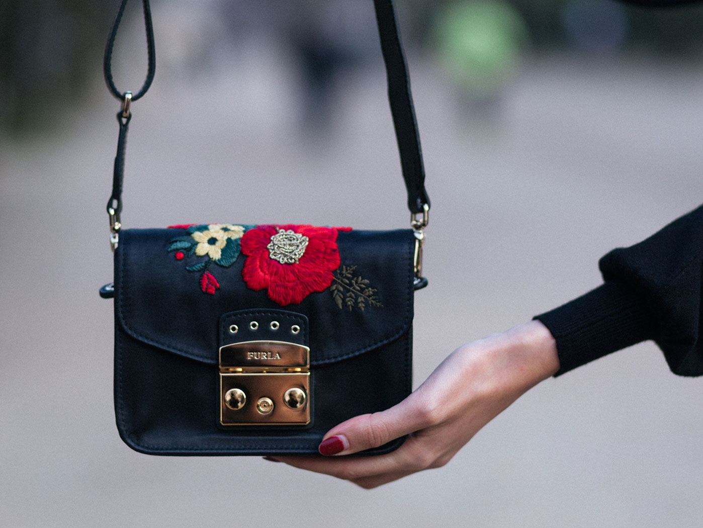 Lina Mallon lagert so ihre Handtaschen