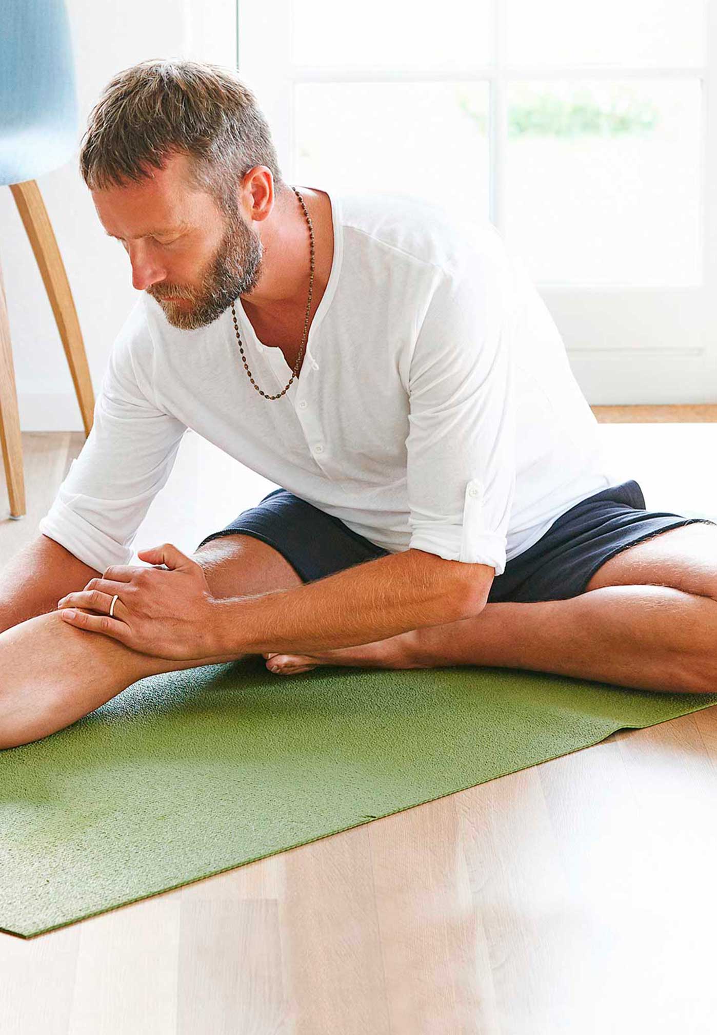Hombre practicando yoga restaurativo