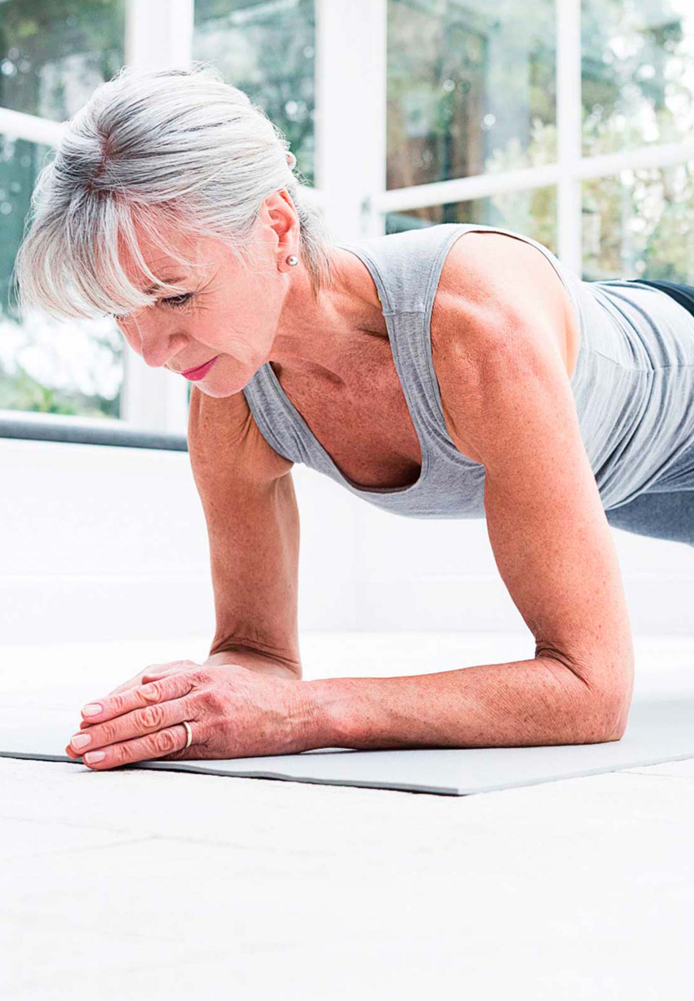 Mujer practicando Viniyoga
